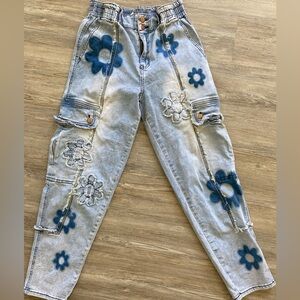 Everyone loves flowers! Adorable daisy jeans🌸